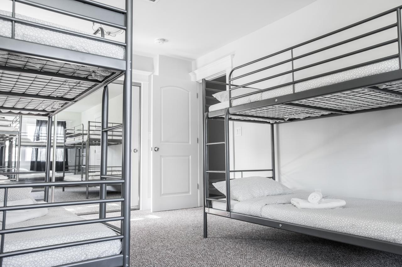 H California Hostal *